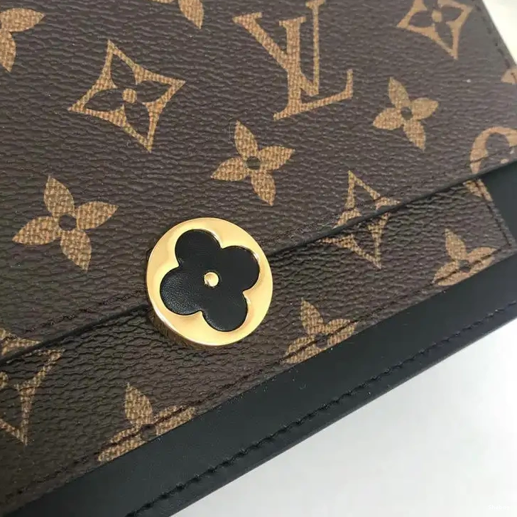 19T1L0256 LV Bags 0824